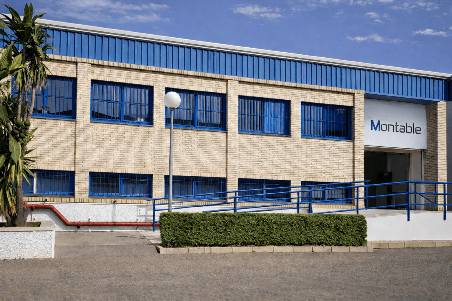 Oficina moderna con mobiliario profesional a medida